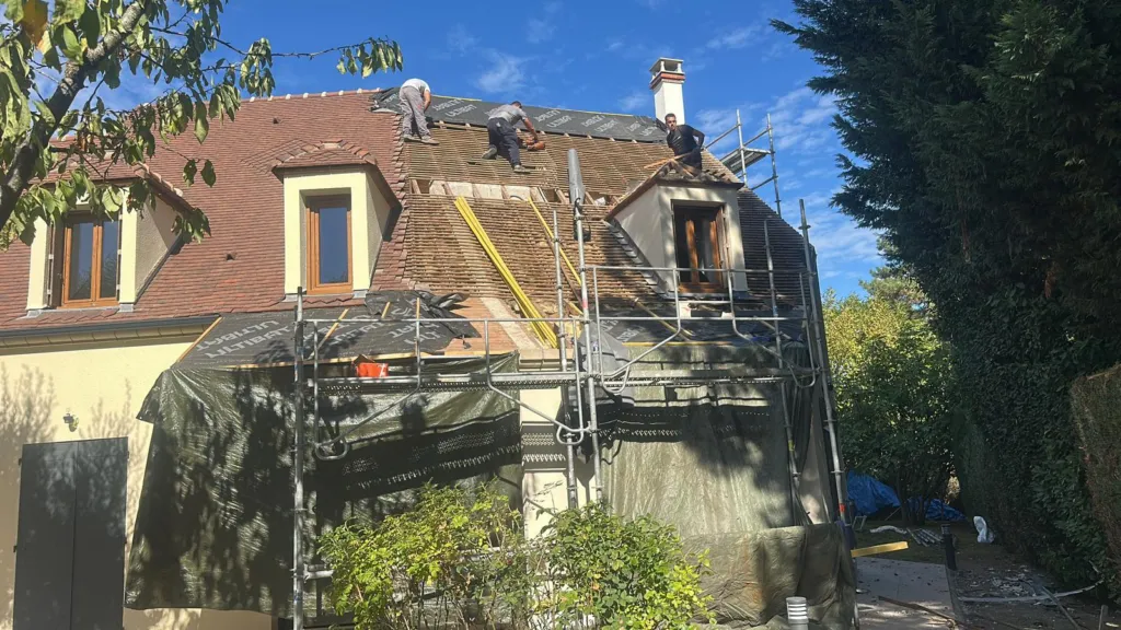 Chantier de rénovation de toiture réalisé par APS Couverture à Montmorency (95)